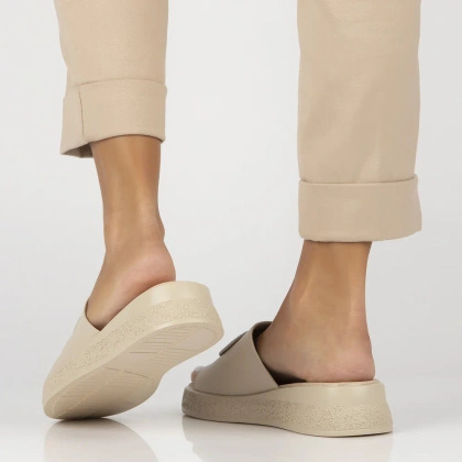 Skórzane klapki na platformie - FILIPPO DK6987/25 BEŻOWE