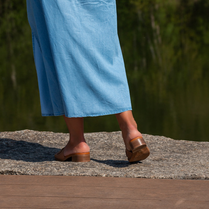 Skórzane klapki z ozdobą - OH! MY SANDALS 5605 JASNY BRĄZ