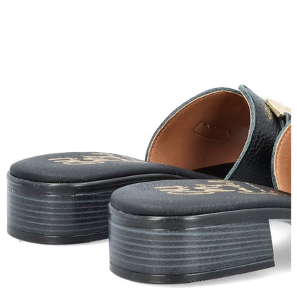 Skórzane klapki z ozdobą - OH! MY SANDALS 5605 CZARNE