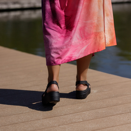 Damskie sandały na platformie -CROCS BROOKLYN WOVEN UPPER LOW EDGE W 209977 CZARNE