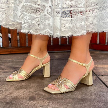 Błyszczące sandały na słupku - MENBUR 24745 ZŁOTE