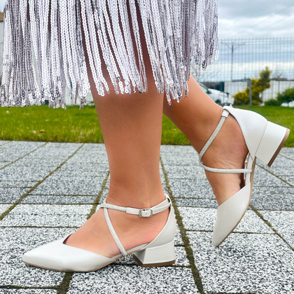 Niskie czółenka z błyszczącymi paseczkami - KOTYL 9943 ECRU PERŁOWE