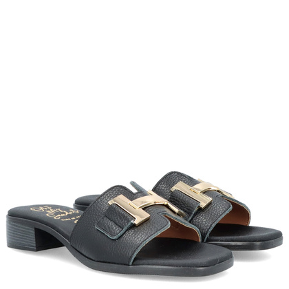 Skórzane klapki z ozdobą - OH! MY SANDALS 5605 CZARNE