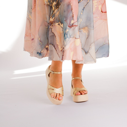 Hiszpańkie sandały na platformie - WONDERS A-3710 ZŁOTE