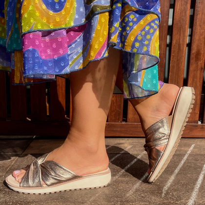 Wygodne klapki ze skóry - CAPRICE 9-27202-42 ZŁOTE