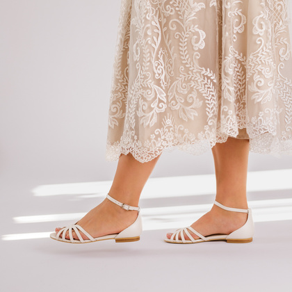 Ślubne sandałki na płaskim obcasie - KOTYL 0041 ECRU PERŁOWE