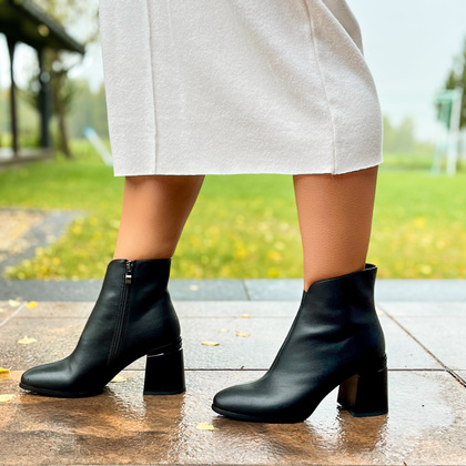 Skórzane botki na słupku - FILIPPO DBT6548/24 CZARNE