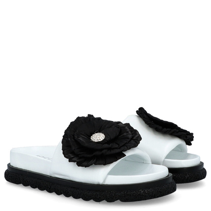 Skórzane klapki damskie z kwiatem - BOCCATO 475.24-121 BIAŁE