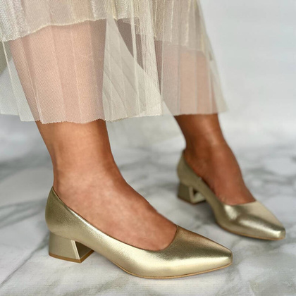 Czółenka ze skóry na niskim obcasie - KOTYL 1701 ZŁOTE