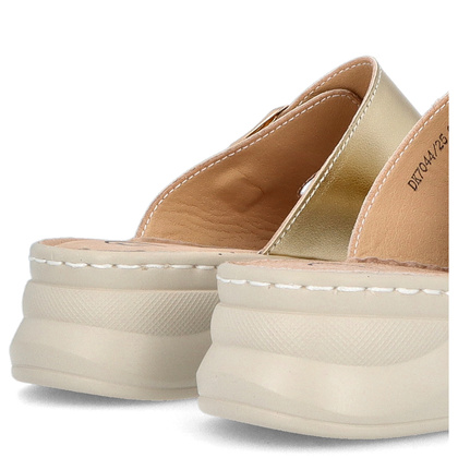 Skórzane klapki na platformie - FILIPPO DK7044/25 ZŁOTY