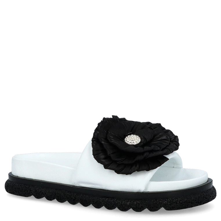 Skórzane klapki damskie z kwiatem - BOCCATO  475.24-121 BIAŁE